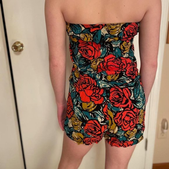 Graphic Floral Romper Wet Seal - Picture 2 of 3